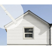 Aanzicht van een huis met raam en witte gevelbekleding