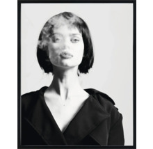 Decoratieve afbeelding met vrouw en rook in zwart frame