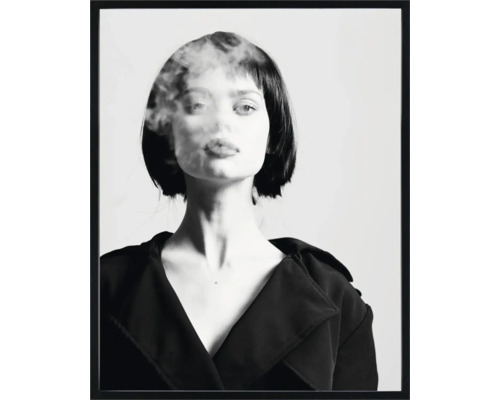 Decoratieve afbeelding met vrouw en rook in zwart frame