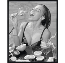 Ingelijste afbeelding van een vrouw die geniet van een drankje in een zwembad