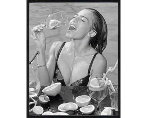 Schilderij met lijst Dame met wijn in zwembad zwart wit 40x50 cm Ingelijste afbeelding van een vrouw die geniet van een drankje in een zwembad
