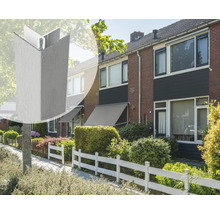 Close-up van een hoekprofiel voor woonhuizen met voortuinen, begrensd door witte hekken.