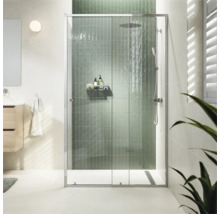 Inloopdouche met glazen wanden en armaturen in een lichte badkamer