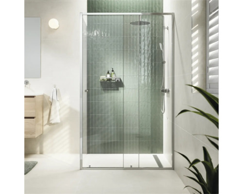 Inloopdouche met glazen wanden en armaturen in een lichte badkamer