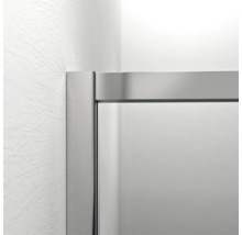 Detailopname van een douchecabine met frame en glazen wand.