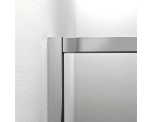 Detailopname van een douchecabine met frame en glazen wand.