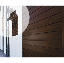 Close-up van een garagedeurhendel met houten textuur