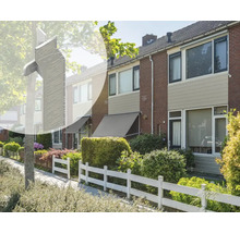 Rijtjeshuizen met zonweringen en hekken in de voortuin.