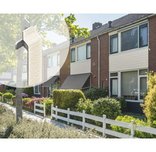 Raamkruk voor een rij huizen met tuinen