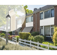 Rijhuizen met gevelbekleding en zonweringen.