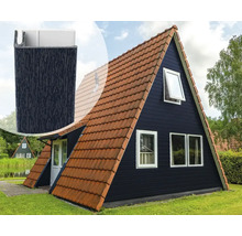 Detailopname van een dakgoot en een A-vormig vakantiehuis met een pannendak