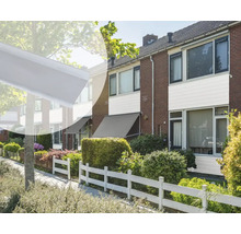 Buitenkant van een rijtjeshuis met zonneschermen voor zonwering