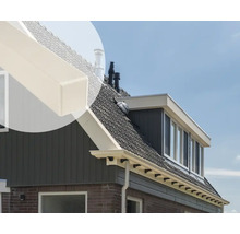 Close-up van een huis met dakgoot en regenpijp