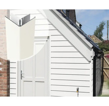 Detailweergave van een hoekprofiel op een tuinhuis met deur en horizontale houten gevelbekleding