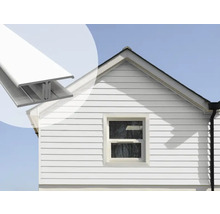 Gevel van een huis met raam en kunststof H-profiel voor de verbinding van gevelpanelen
