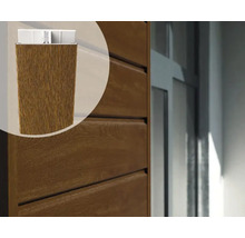 Close-up van een houten paneel met messing en groef