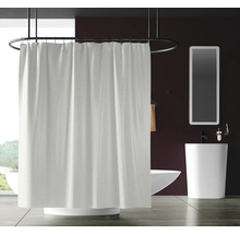 Moderne badkamer met bad, wastafel, spiegel en douchegordijn