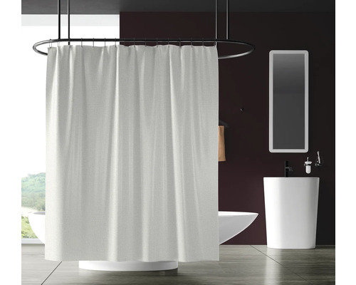 Moderne badkamer met bad, wastafel, spiegel en douchegordijn