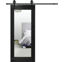 Schuifdeur met zwart frame en rails voor een slaapkamer
