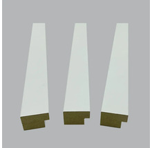 Drie witte, wigvormige sierlijsten van hout