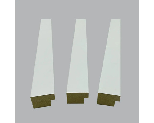 Drie witte, wigvormige sierlijsten van hout
