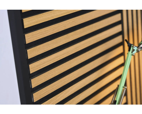 Akoestisch paneel met houten ribben en zwart vilt