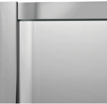 Detail van een douchecabine met frame en glazen wand