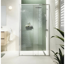 Douchecabine met armaturen in een heldere badkamer