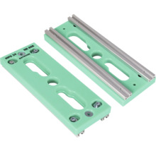 Twee groene werkstuksteunen met metalen rails voor houtbewerkingsmachines