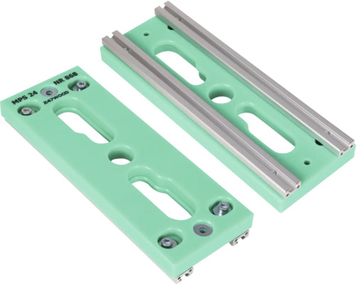 Twee groene werkstuksteunen met metalen rails voor houtbewerkingsmachines