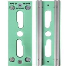 Op de afbeelding staan twee groene beslagstukken voor houtbewerking met schroeven en gaten.