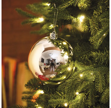 Kerstbal aan een kerstboom met verlichting