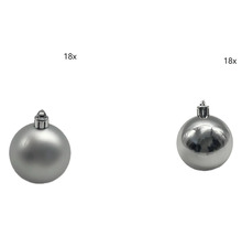 Achttien plastic kerstballen