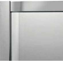 Detailopname van een douchecabine met glazen wand en metalen frame