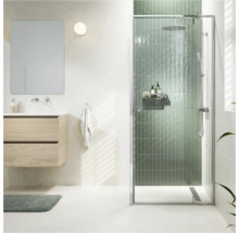 Badkamer met douche, wastafelonderkast, spiegel en handdoek