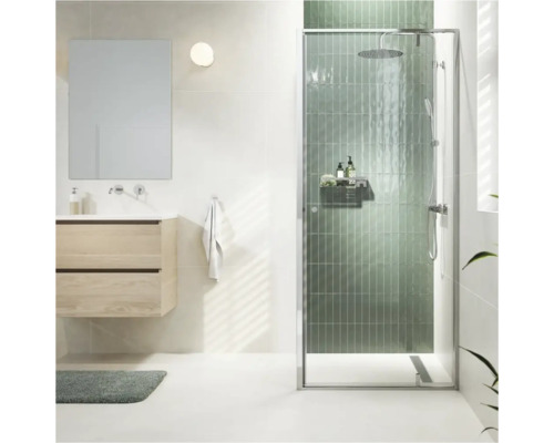 Badkamer met douche, wastafelonderkast, spiegel en handdoek