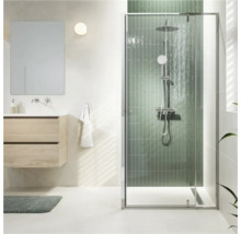 Badkamer met douchecabine, wastafel en spiegel