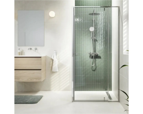 Badkamer met douchecabine, wastafel en spiegel