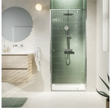 Lichte badkamer met douche, wastafelonderkast, spiegel en handdoek