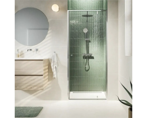 Lichte badkamer met douche, wastafelonderkast, spiegel en handdoek