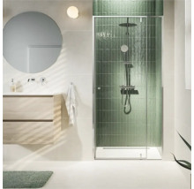 Moderne badkamer met inloopdouche, wastafel en spiegel