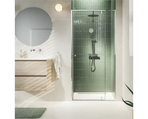 Moderne badkamer met inloopdouche, wastafel en spiegel