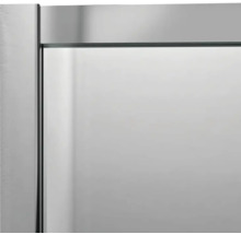 Detailopname van een douchecabine met glazen wand en frame