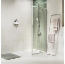 Badkamer met douche, handdoekrek en badmat