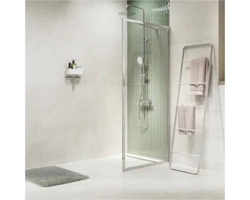 Badkamer met douche, handdoekrek en badmat