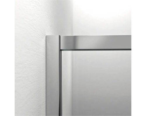 Detailaanzicht van een douchecabine met frame en glazen wand