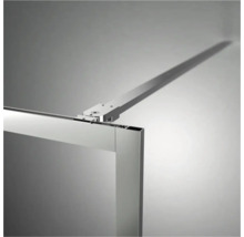 Detailopname van een douchecabine met stabilisatiestang