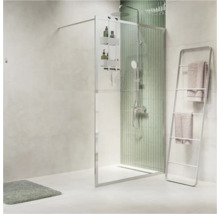 Badkamer met douchecabine, douchekolom, handdoekrek en badmat