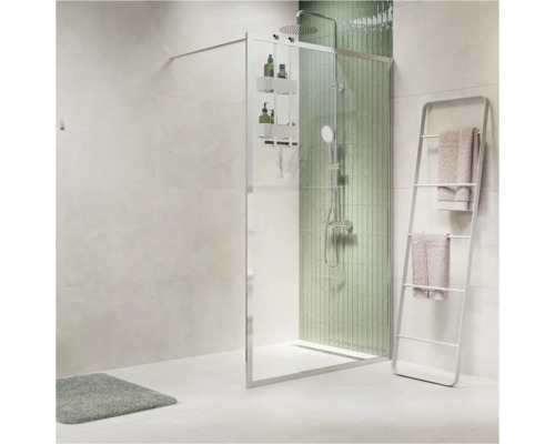 Badkamer met douchecabine, douchekolom, handdoekrek en badmat