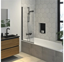 Moderne badkamer met ligbad, glazen douchewand en wastafel